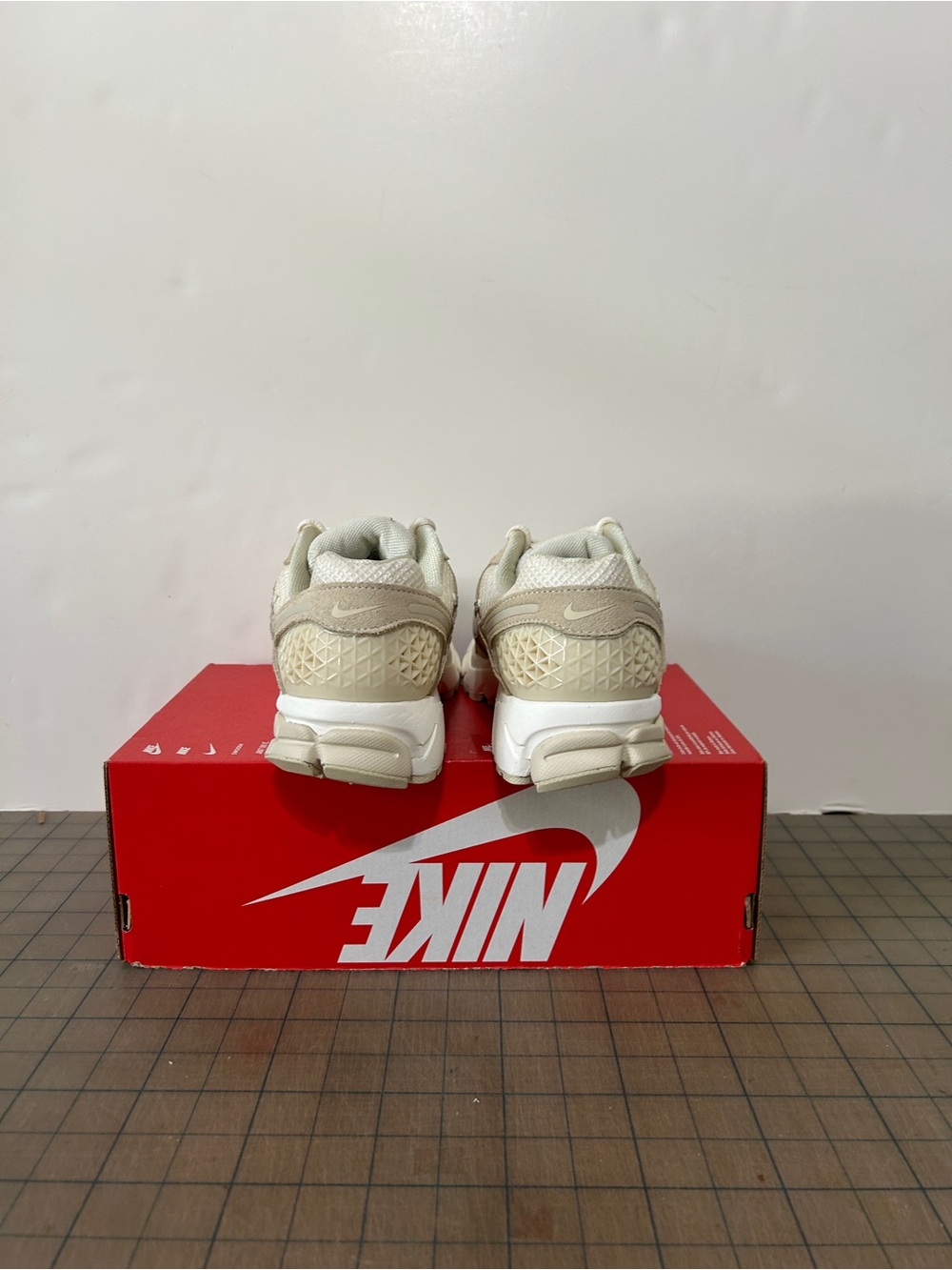 Nike Zoom Vomero 5 ‘Beach Light Khaki’ Womens - Picture 4 of 6